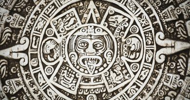 La Odontología entre los Mayas y los Aztecas La Odontología entre los Mayas y los Aztecas